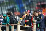 Foto zur News: Lando Norris (McLaren), Oliver Bearman (Haas), Gabriel Bortoleto (Sauber) und Max Verstappen (Red Bull)