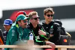 Foto zur News: Fernando Alonso (Aston Martin), Nico Hülkenberg (Sauber) und George Russell (Mercedes)