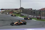 Foto zur News: Oscar Piastri (McLaren) und Max Verstappen (Red Bull)