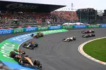 Foto zur News: Oscar Piastri (McLaren) und Max Verstappen (Red Bull)