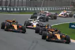 Foto zur News: Oscar Piastri (McLaren), Lando Norris (McLaren) und Max Verstappen (Red Bull)