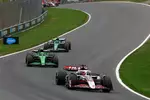 Foto zur News: Esteban Ocon (Haas) und Gabriel Bortoleto (Sauber)
