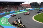 Foto zur News: Lando Norris (McLaren) und Isack Hadjar (Racing Bulls)