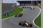 Foto zur News: Oscar Piastri (McLaren), Max Verstappen (Red Bull) und Lando Norris (McLaren)