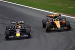 Foto zur News: Max Verstappen (Red Bull) und Lando Norris (McLaren)
