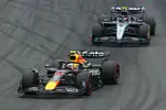 Foto zur News: Yuki Tsunoda (Red Bull) und Mark Thompson