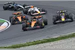 Foto zur News: Oscar Piastri (McLaren), Max Verstappen (Red Bull) und Lando Norris (McLaren)