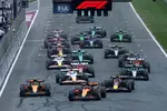 Foto zur News: Oscar Piastri (McLaren), Lando Norris (McLaren) und Mark Thompson