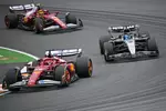 Foto zur News: Charles Leclerc (Ferrari), George Russell (Mercedes) und Lewis Hamilton (Ferrari)
