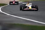 Foto zur News: Isack Hadjar (Racing Bulls) und Charles Leclerc (Ferrari)