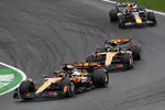 Foto zur News: Oscar Piastri (McLaren), Lando Norris (McLaren) und Max Verstappen (Red Bull)