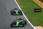 Foto zur News: Gabriel Bortoleto (Sauber) und Nico Hülkenberg (Sauber)