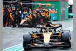Foto zur News: Oscar Piastri (McLaren) und Mark Thompson