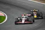 Foto zur News: Oliver Bearman (Haas) und Yuki Tsunoda (Red Bull)