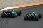 Foto zur News: Fernando Alonso (Aston Martin) und Lance Stroll (Aston Martin)