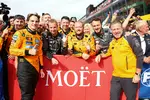 Foto zur News: Oscar Piastri (McLaren), Zak Brown und Pietro Fittipaldi