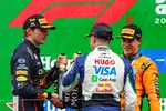 Foto zur News: Oscar Piastri (McLaren), Max Verstappen (Red Bull) und Isack Hadjar (Racing Bulls)