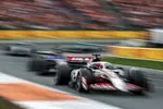 Foto zur News: Alexander Albon (Williams) und Esteban Ocon (Haas)