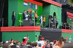 Foto zur News: Oscar Piastri (McLaren), Max Verstappen (Red Bull) und Isack Hadjar (Racing Bulls)