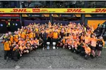 Foto zur News: Oscar Piastri (McLaren), Lando Norris (McLaren), Andrea Stella und Zak Brown