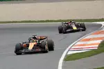 Foto zur News: Oscar Piastri (McLaren) und Max Verstappen (Red Bull)