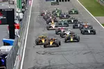 Foto zur News: Oscar Piastri (McLaren), Lando Norris (McLaren), Max Verstappen (Red Bull) und Isack Hadjar (Racing Bulls)