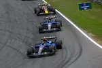 Foto zur News: Alexander Albon (Williams) und Yuki Tsunoda (Red Bull)