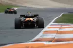 Foto zur News: Oscar Piastri (McLaren) und Lando Norris (McLaren)