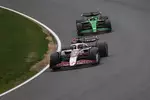 Foto zur News: Esteban Ocon (Haas) und Nico Hülkenberg (Sauber)