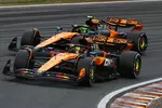 Foto zur News: Oscar Piastri (McLaren) und Lando Norris (McLaren)