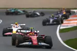 Foto zur News: Lewis Hamilton (Ferrari) und Liam Lawson (Racing Bulls)