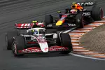 Foto zur News: Oliver Bearman (Haas) und Yuki Tsunoda (Red Bull)