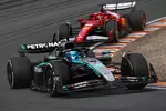 Foto zur News: George Russell (Mercedes) und Charles Leclerc (Ferrari)