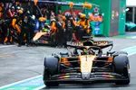 Foto zur News: Oscar Piastri (McLaren), Lando Norris (McLaren) und Mark Thompson