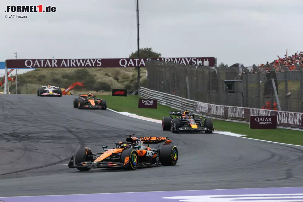 Foto zur News: Oscar Piastri (McLaren) und Max Verstappen (Red Bull)