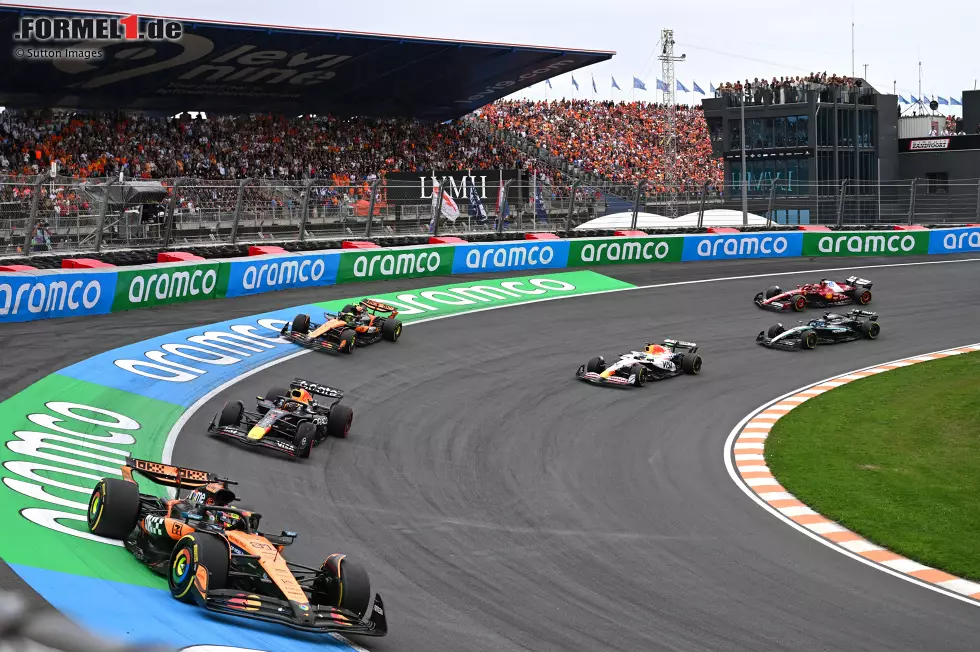 Foto zur News: Oscar Piastri (McLaren) und Max Verstappen (Red Bull)
