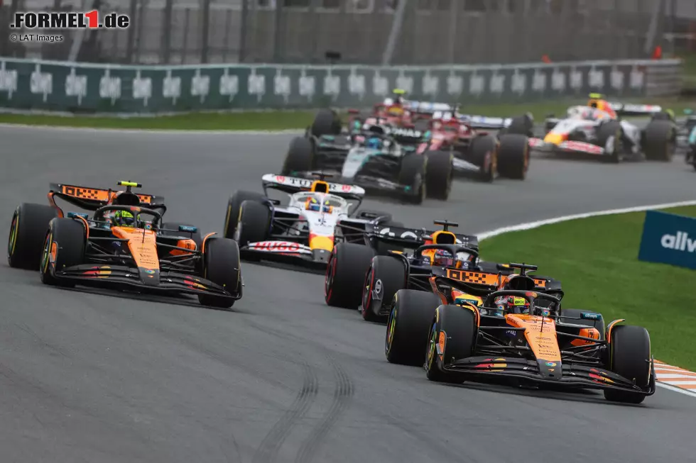 Foto zur News: Oscar Piastri (McLaren), Lando Norris (McLaren) und Max Verstappen (Red Bull)