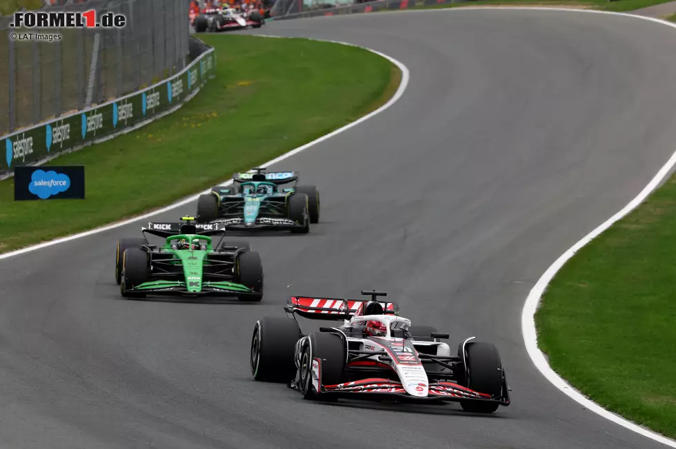 Foto zur News: Esteban Ocon (Haas) und Gabriel Bortoleto (Sauber)