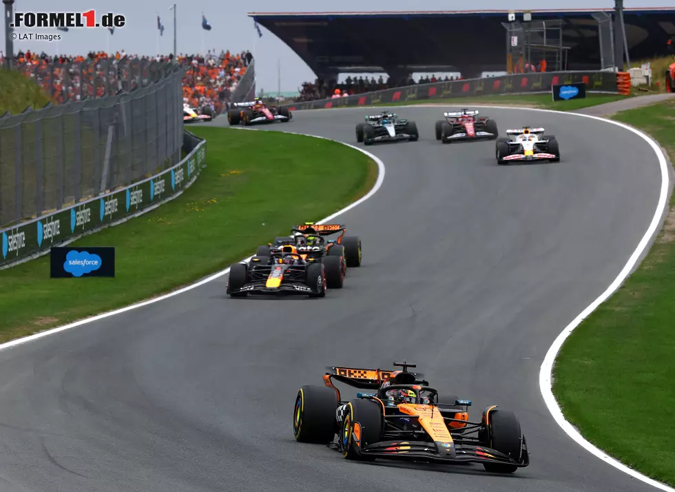 Foto zur News: Oscar Piastri (McLaren), Max Verstappen (Red Bull) und Lando Norris (McLaren)