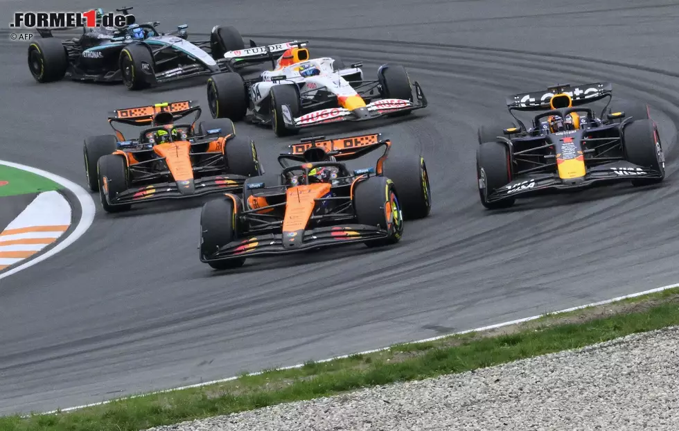 Foto zur News: Oscar Piastri (McLaren), Max Verstappen (Red Bull) und Lando Norris (McLaren)