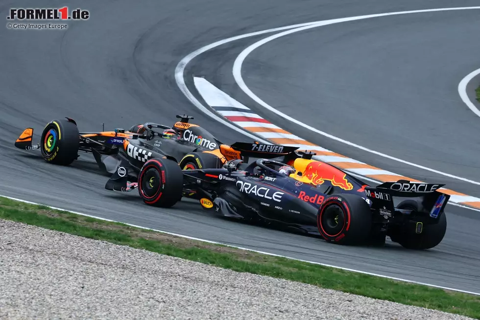 Foto zur News: Oscar Piastri (McLaren), Max Verstappen (Red Bull) und Mark Thompson