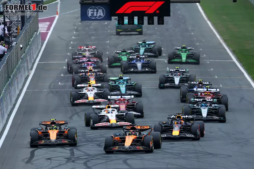 Foto zur News: Oscar Piastri (McLaren), Lando Norris (McLaren) und Mark Thompson
