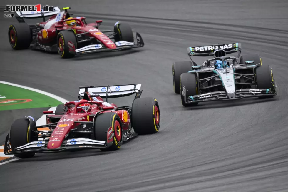 Foto zur News: Charles Leclerc (Ferrari), George Russell (Mercedes) und Lewis Hamilton (Ferrari)