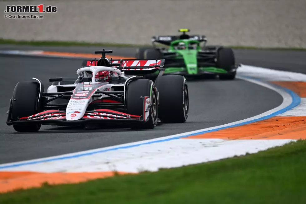 Foto zur News: Esteban Ocon (Haas) und Gabriel Bortoleto (Sauber)