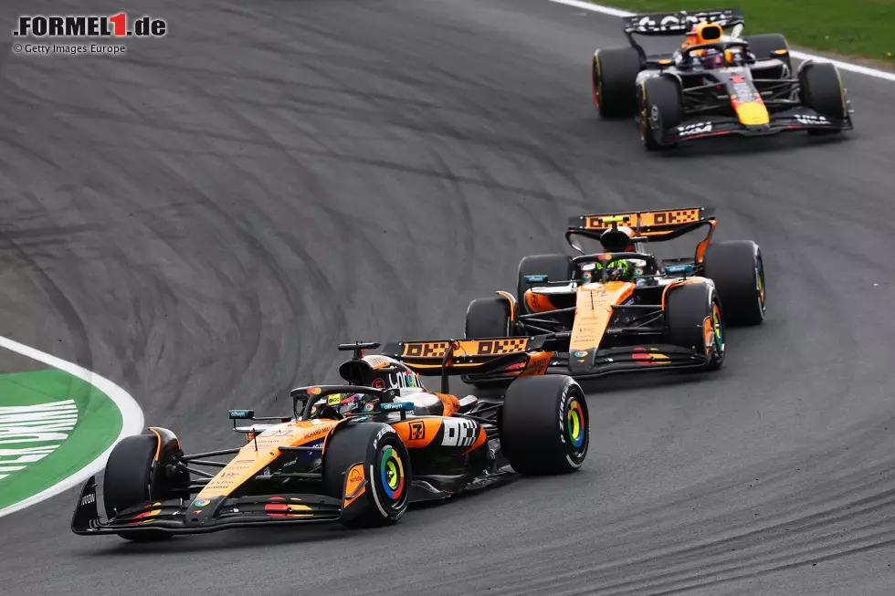 Foto zur News: Oscar Piastri (McLaren), Lando Norris (McLaren) und Max Verstappen (Red Bull)