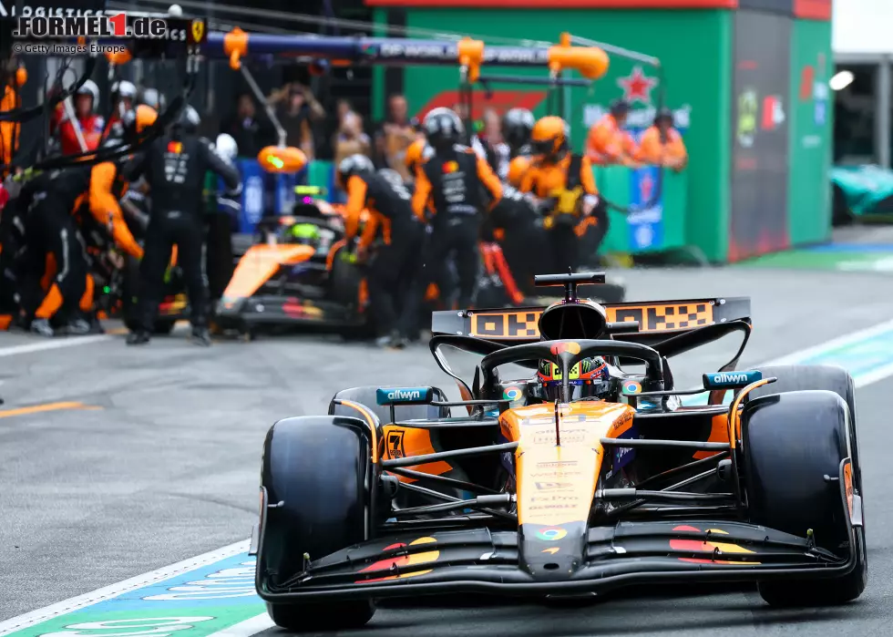 Foto zur News: Oscar Piastri (McLaren) und Mark Thompson