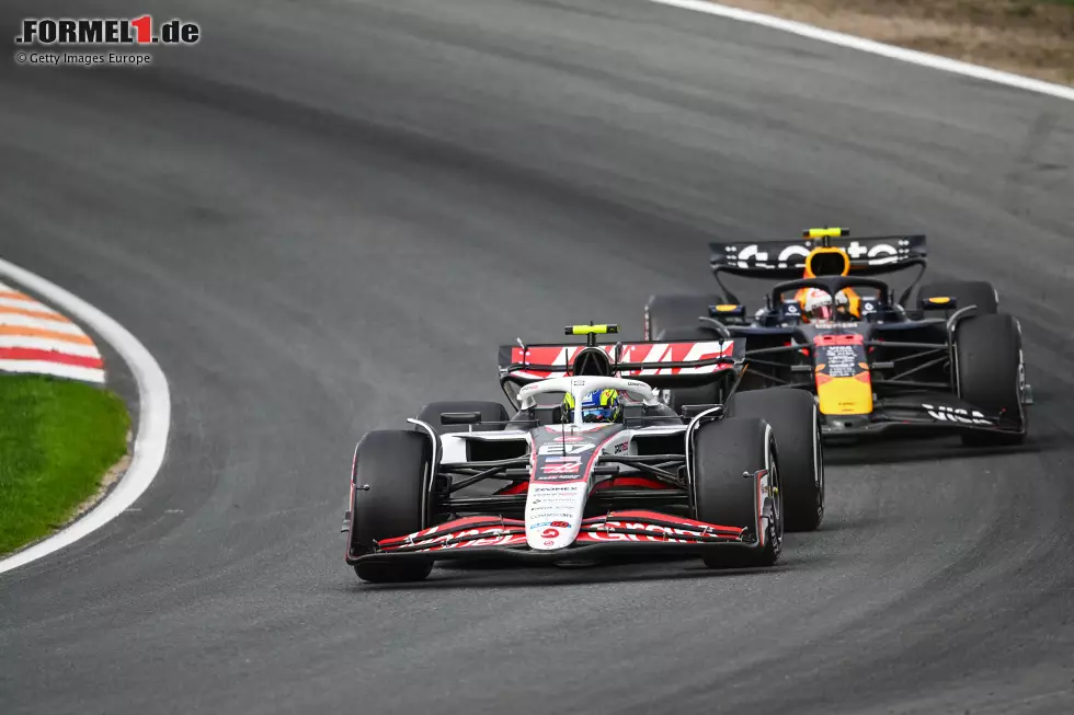 Foto zur News: Oliver Bearman (Haas) und Yuki Tsunoda (Red Bull)