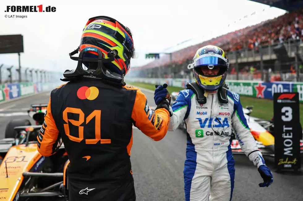 Foto zur News: Oscar Piastri (McLaren) und Isack Hadjar (Racing Bulls)