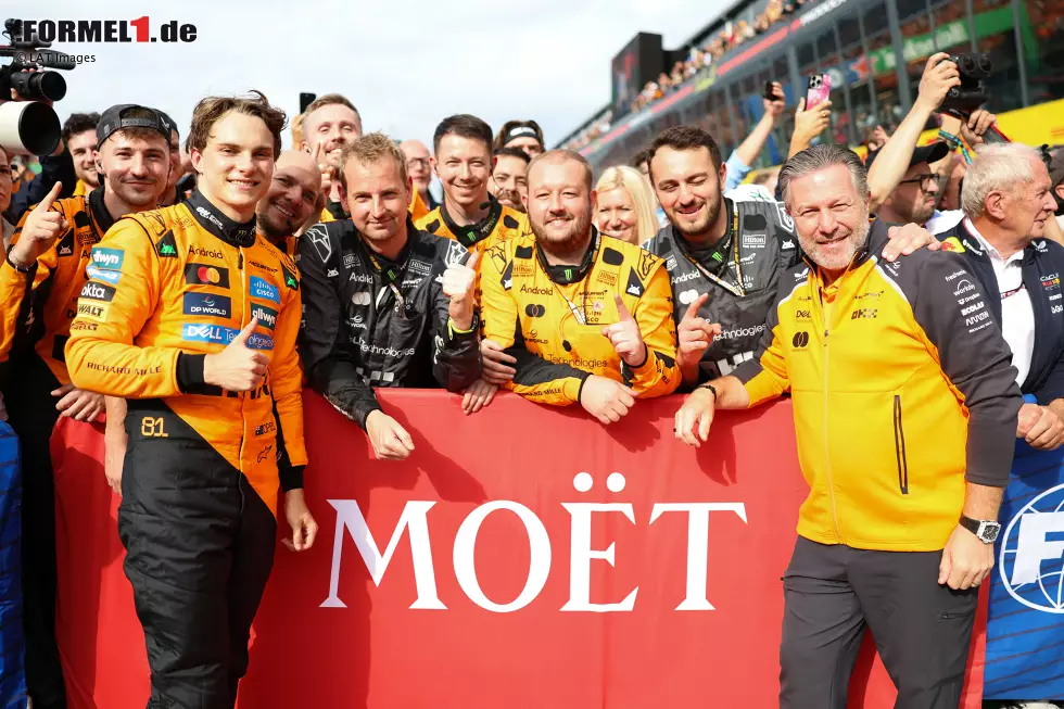 Foto zur News: Oscar Piastri (McLaren), Zak Brown und Pietro Fittipaldi