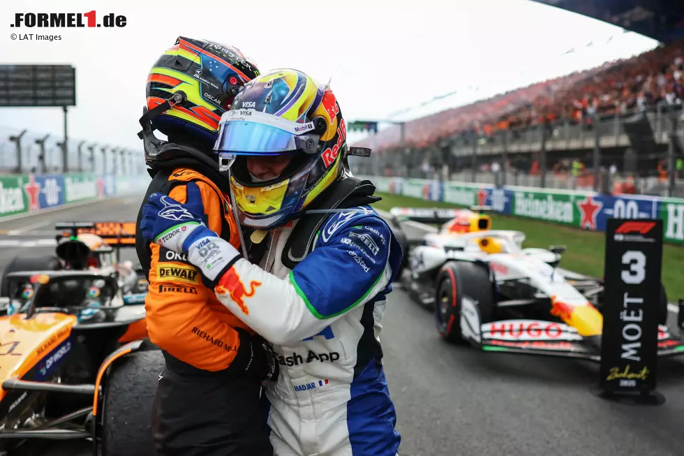 Foto zur News: Oscar Piastri (McLaren) und Isack Hadjar (Racing Bulls)
